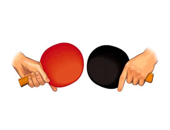 Cầm vợt ngang khi chơi bóng bàn